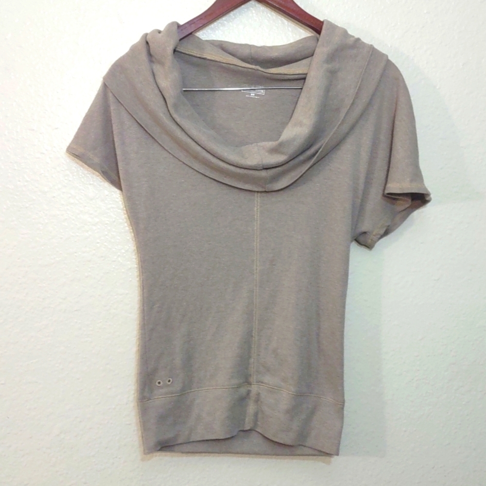 PRE OWNED CONVERSE TOP SHORT SLEEVE XS HAS STAIN ON BACK OF LEFT SLEEVE